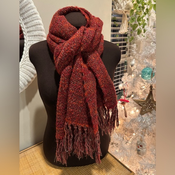 Hand woven wool scarf / shawl in excellent condition - Picture 2 of 5